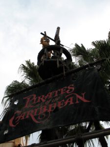 Pirates of the Carribean Eingang Foto: Tammy Green (verwendet unter cc-by-sa-2.0)