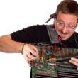 Dennis mit Platine und Werkzeugen