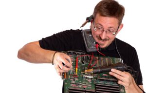 Dennis mit Platine und Werkzeugen